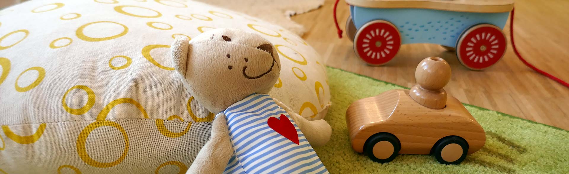 OJC-Greifswald: Im Kinderzimmer der Krabbelgruppe ein Teddy und Spielsachen